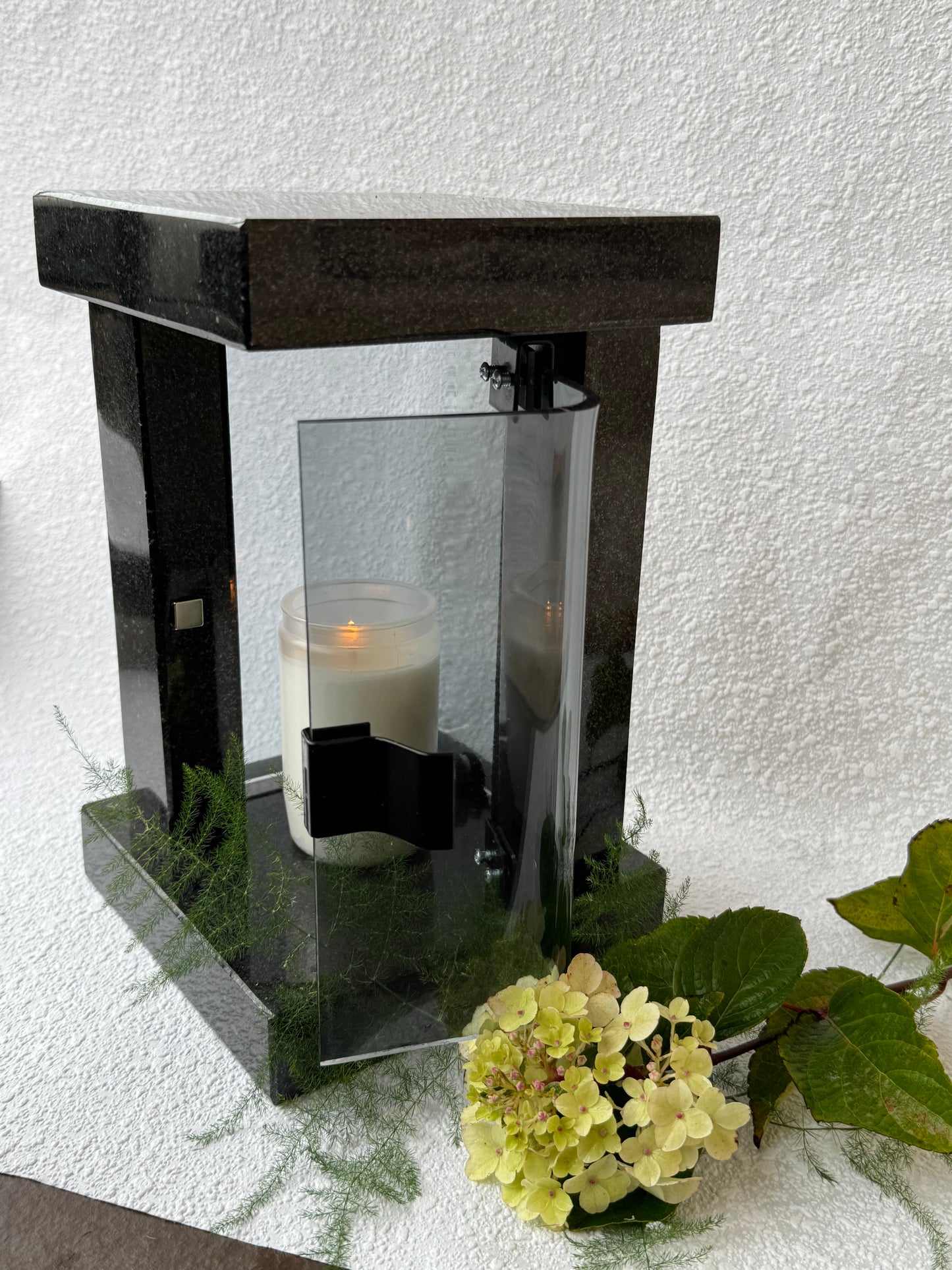 Juodo granito kapų vaza Modernumas