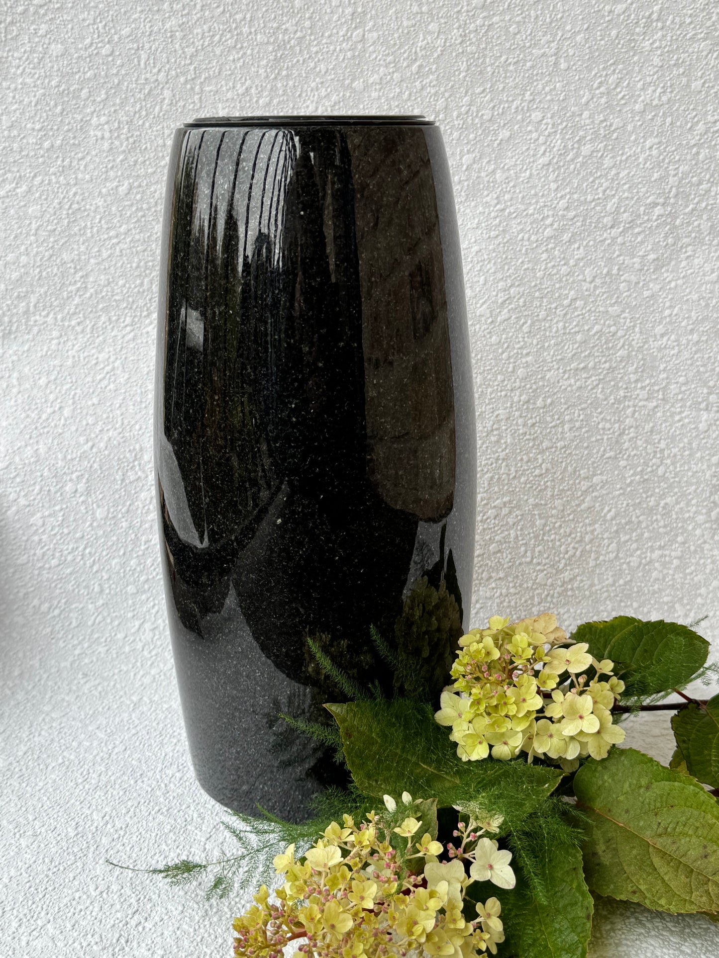 Juodo granito vaza Grakštumas