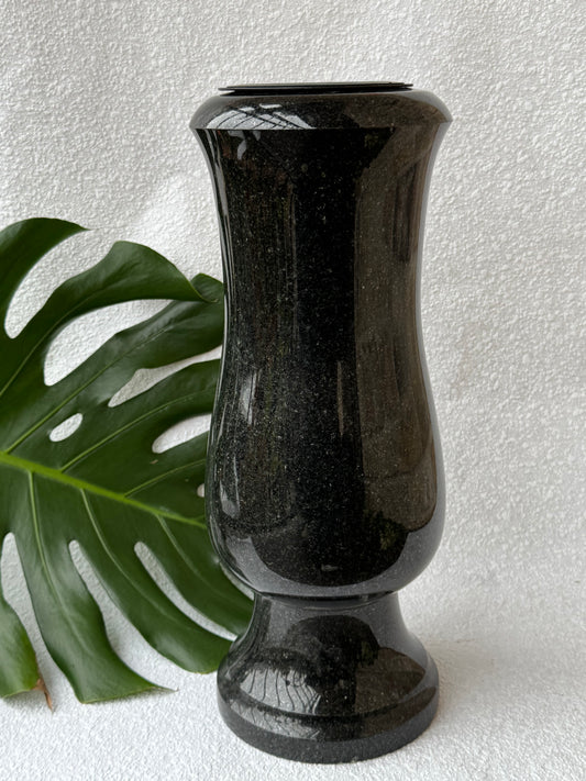 Juodo granito vaza Tulpė