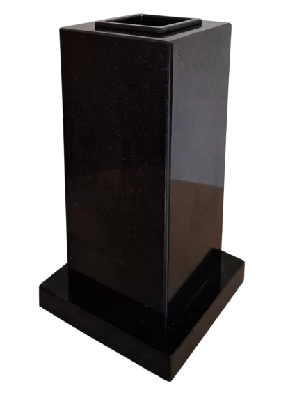 Juoda granitinė vaza